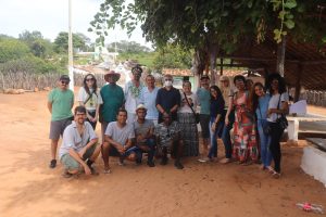 Representantes da comuniade, alunos e professores colaboradores do projeto na comunidade quilombola Custaneira