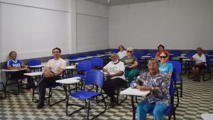 Professor Joemerson Oliveira em sala de aula com alunos.