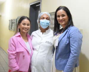 Enfermeira e monitora da Pós-Graduação em Fisioterapia da UESPI, Edimária Carvalho, enfermeira e Doutoranda Elaine Carininy e Coordenadora da Especialização em Estomaterapia, Sandra Marina.