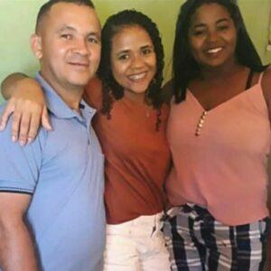 Joyce Rocha da Silva, juntamente com seus pais